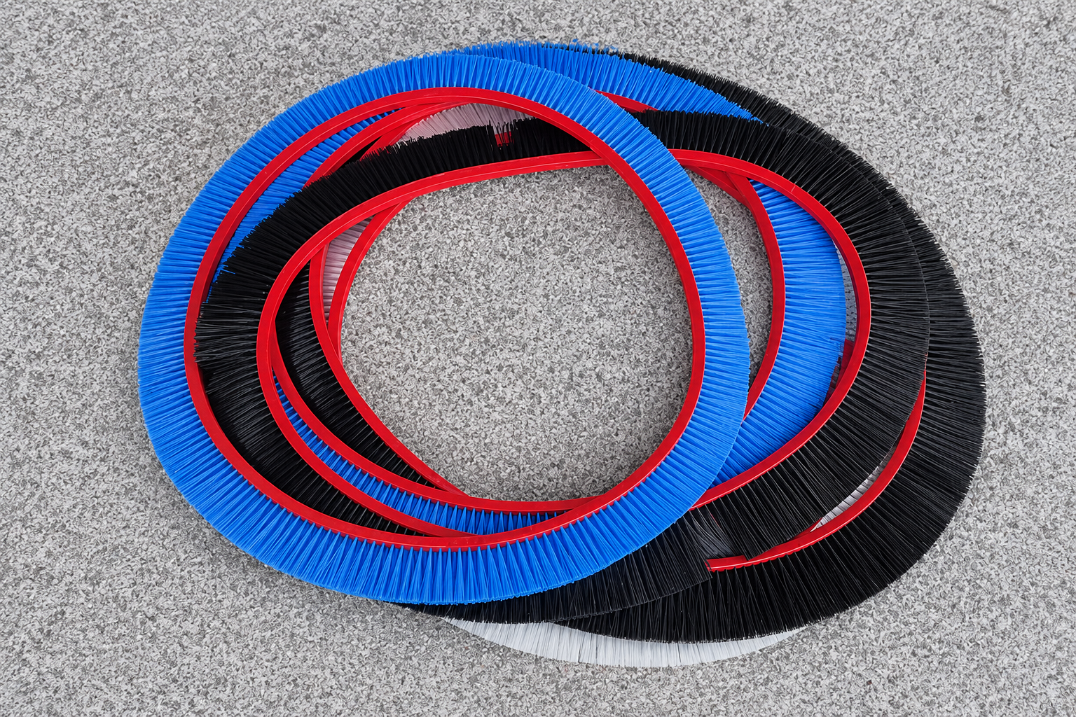 Custom belt brush with tufted fill and flexible backing