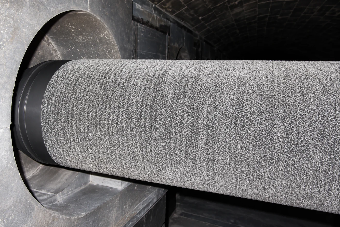 High-temperature brush furnace roll installed in a furnace transport line