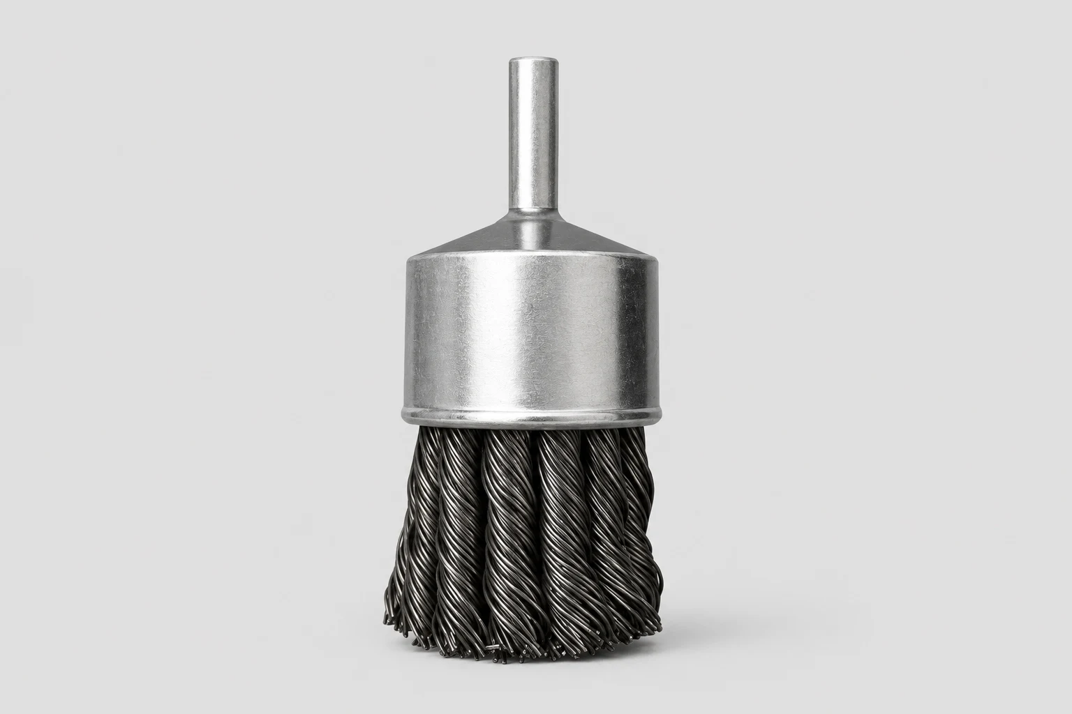 Knot wire end brush for concentrated brushing action