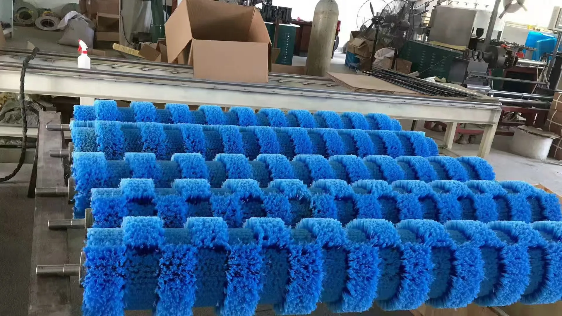 Rocker brush cleaning the lower side of a vehicle