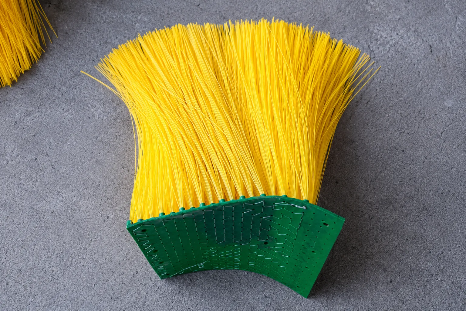 Curved brush segment for automatic car wash side brushes