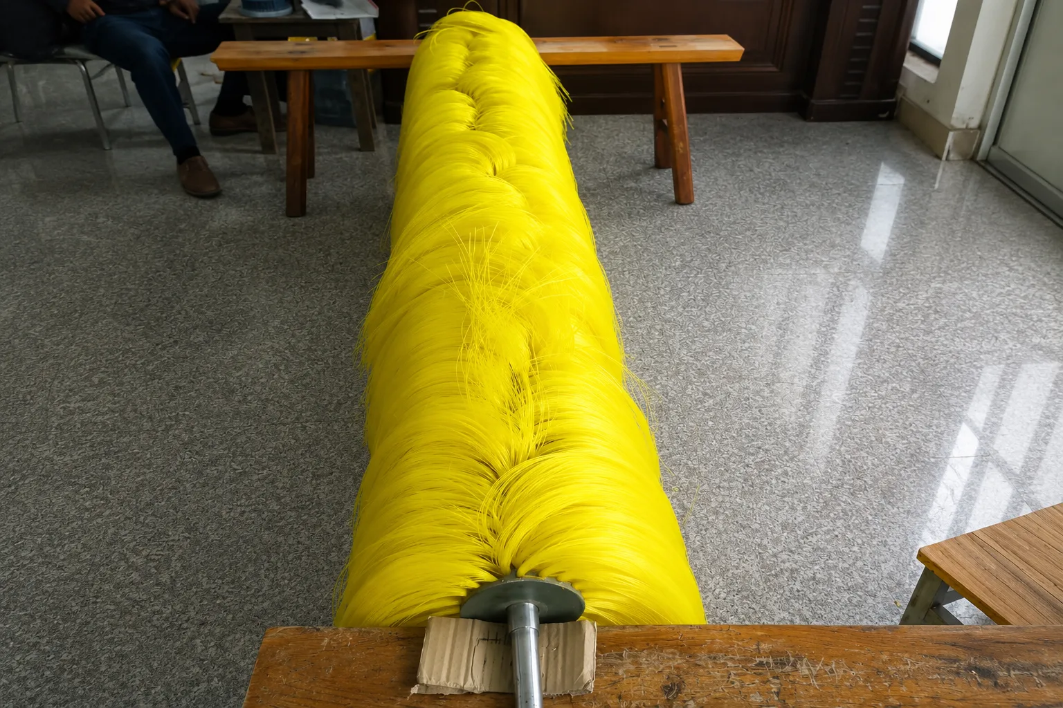 Top roller brush for cleaning the roof of a vehicle in an automatic car wash