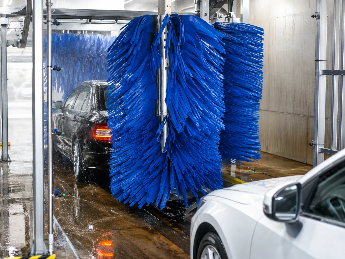 Wrap-around washing brush following vehicle contours in an automatic car wash