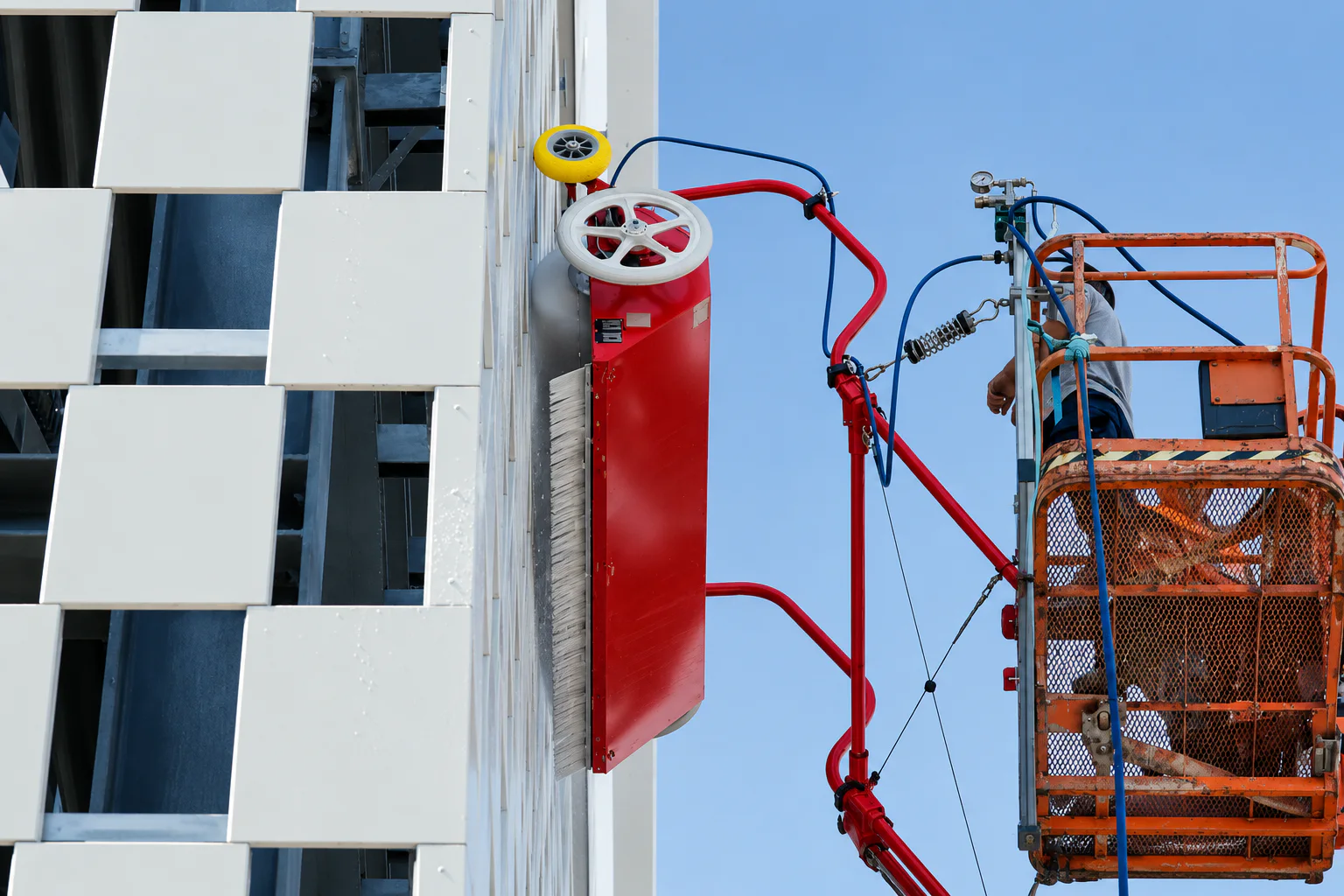 Robotic cleaning unit operating on a glass building facade