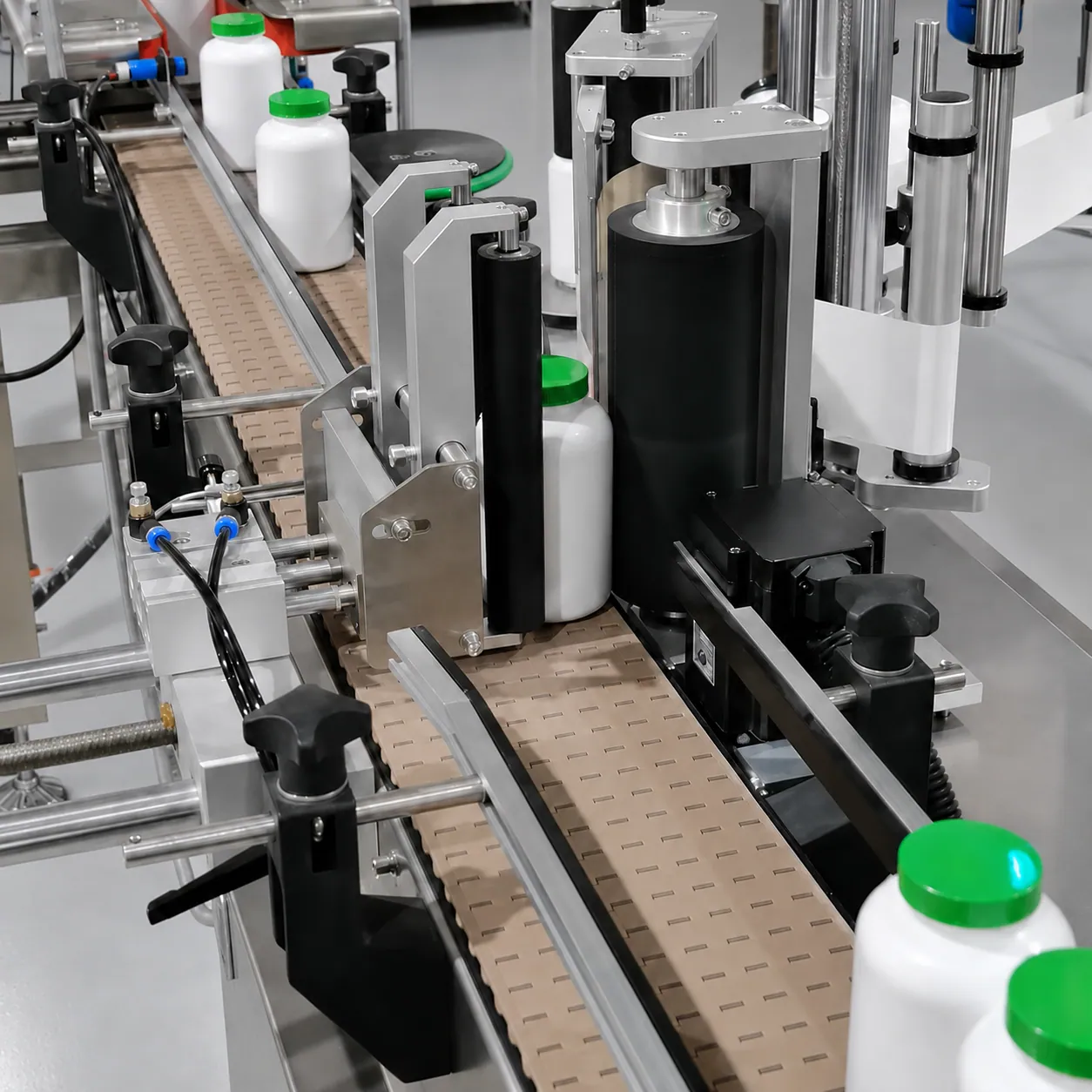 Bottle packaging conveyor line with controlled brush and roller contact points