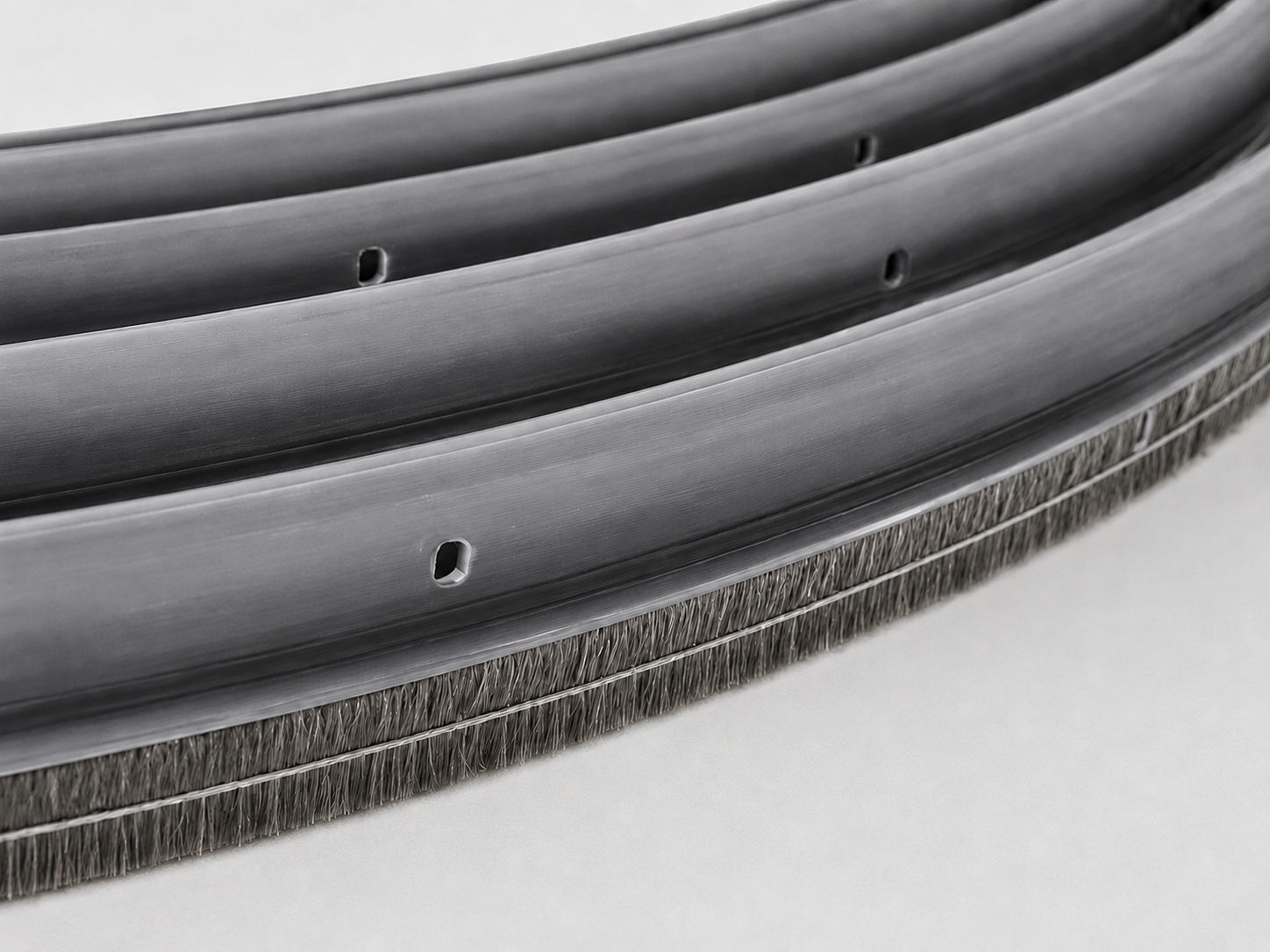 Flexible strip brush profile for curved wind turbine sealing paths