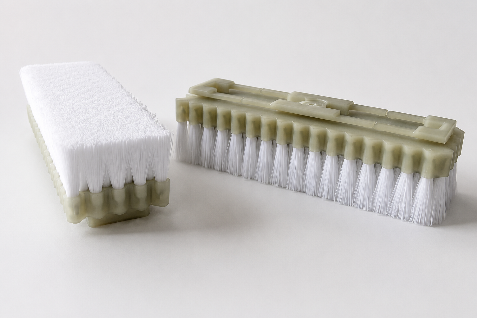 Toothed lath brush segments with white tufted bristles