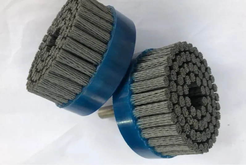 Abrasive disc brush for uniform surface finishing on metal parts