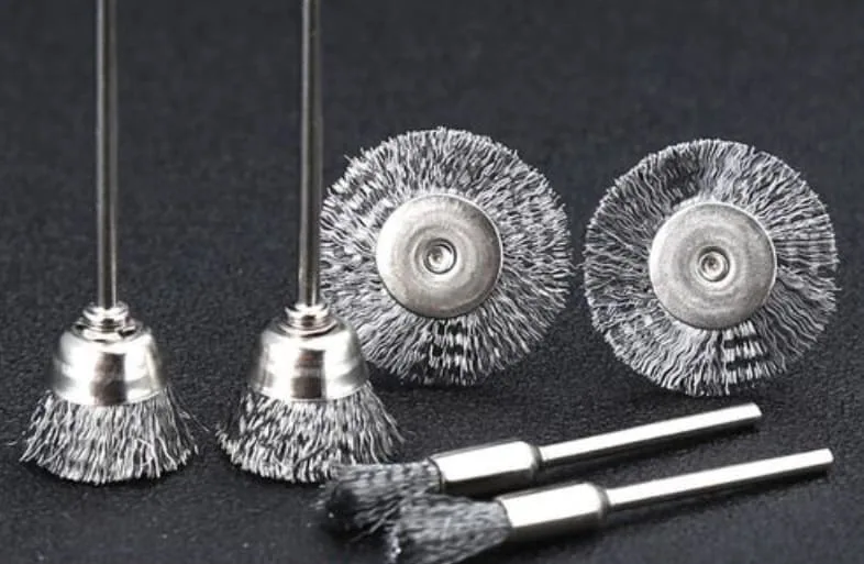Polishing brush application on a metal workpiece