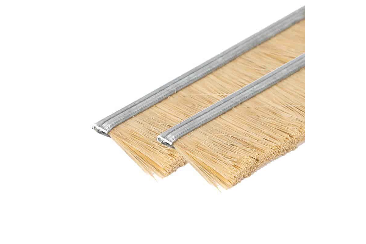 Natural fiber strip brush with light-colored bristle fill