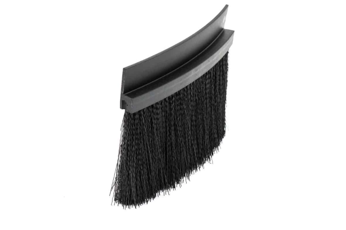 Polypropylene strip brush with curved PVC backing