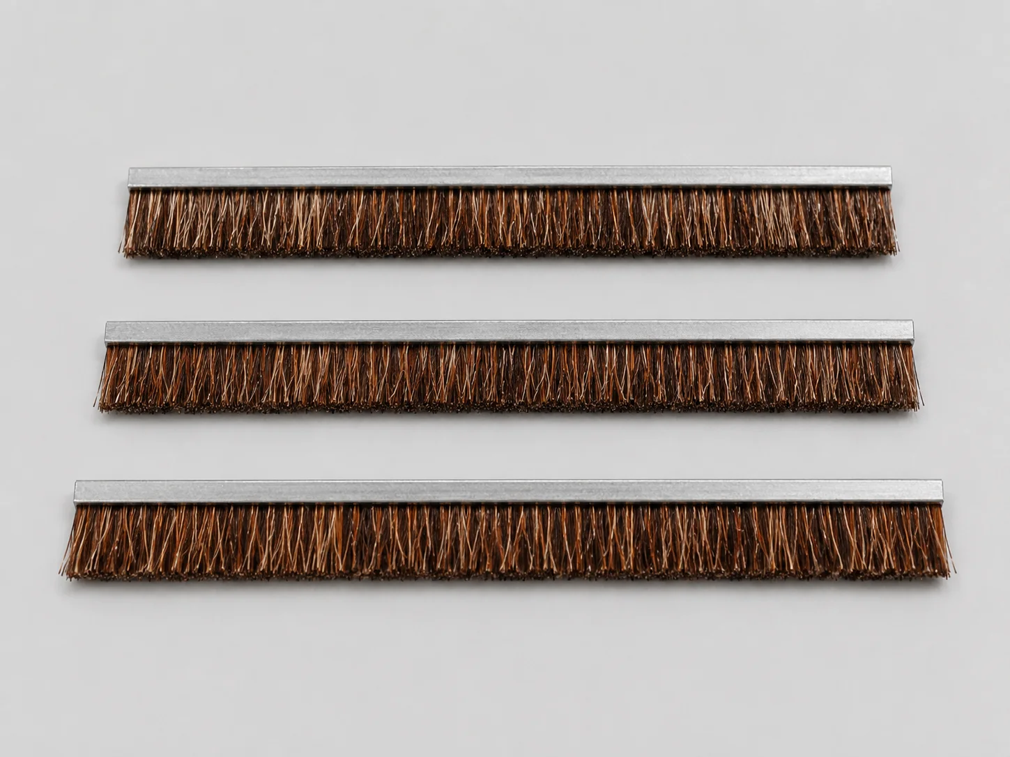 Horse-hair filament for soft-contact metal channel strip brushes